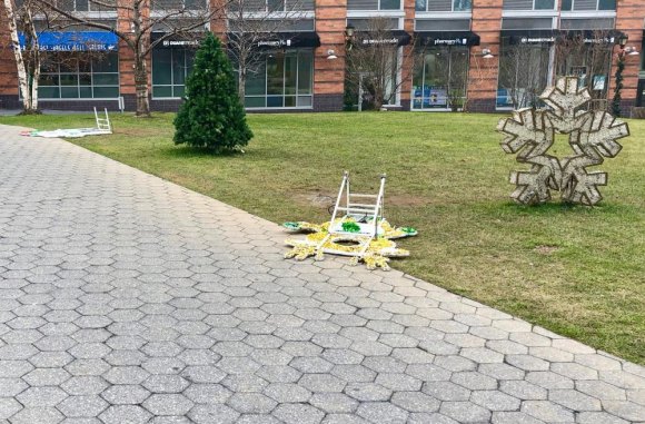 Hey, Hudson/Related! Isn't it time to put the Riverwalk Commons holiday decorations out of their (and our) misery? Inexplicably gray snowflakes add to the Riverwalk Commons dispair.